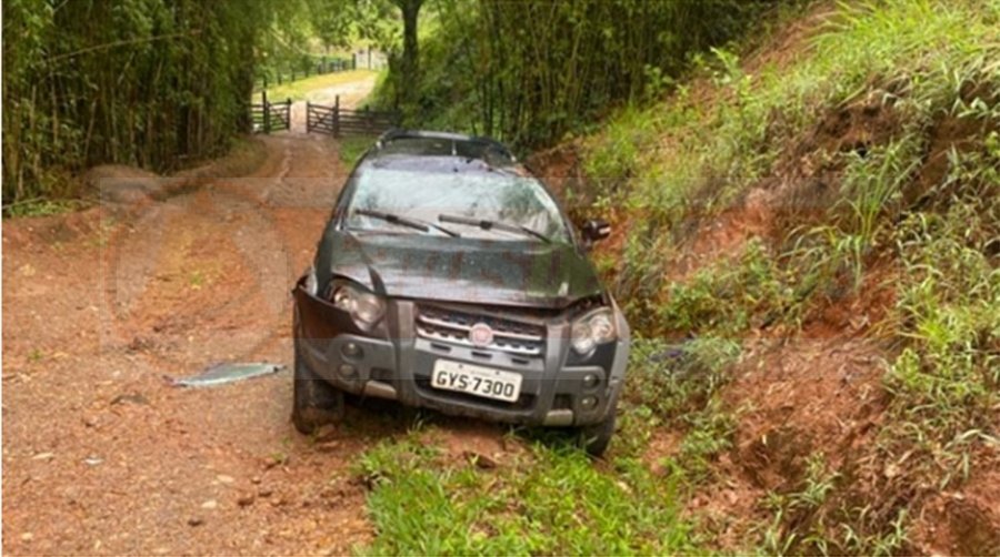 Leo Na Pista Caminh O Tomba E Carro Cai Em Ribanceira Na Rodovia Mgc