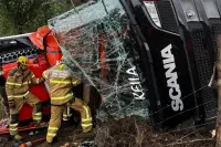 Caminhão tomba em João Monlevade, motorista morre e grávida fica presa às ferragens