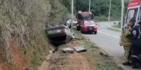 EM IPOEMA Chevette capota deixando três pessoas feridas em distrito de Itabira