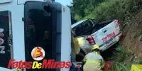EM BOM JESUS DO AMPARO Carreta carregada de cerveja tomba e atinge caminhonete na rodovia MG-434; Veja Vídeo