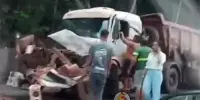 CAMINHONEIRO FICOU FERIDO Engavetamento entre três caminhões deixa motorista ferido na BR-381 entre João Monlevade e São Gonçalo; Veja Vídeo