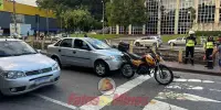 NO CENTRO DE ITABIRA Carro bate na traseira de moto da Transita e causa transtorno no trânsito; Veja Vídeo