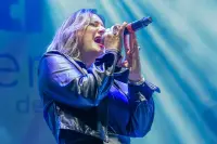 Laura Catarina homenageia Vander Lee em noite dedicada à música mineira no Festival de Inverno