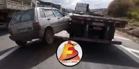 Fiat Uno bate na traseira de carreta durante operação de pare e siga na BR-381