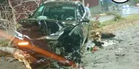 BYD é abandonado após bater em duas árvores na avenida das Rosas