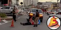 Motociclista fica ferido após ser atingido por carro em rotatória de Itabira; Veja Vídeo