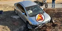 Honda Civic cai em canaleta após motorista perder o controle em Itabira; Veja Vídeo