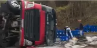 Carreta carregada com cerveja tomba na MGC-120 e carga é saqueada em Nova Era; Veja Vídeo