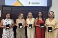 Vereadores entregam Medalha Paulo Freire a cinco personalidades da educação do município