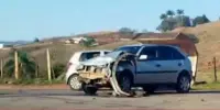 Motociclista sofre fratura exposta após colisão com carro em Itabira