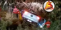 Casal de idosos fica ferido após Fiat Toro sair da pista e cair em ribanceira em Itabira; Veja Vídeo