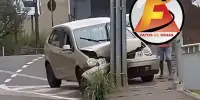 Motorista perde o controle de carro e bate contra poste na avenida Duque de Caxias