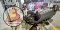 Carro bate contra parede de residência e capota no Centro de Itabira