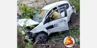 Carro capota e cai em ribanceira na rodovia MGC-120 entre Santa maria e Ferros
