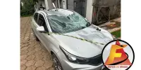 Idoso fica gravemente ferido após telhado de casa cair sobre carro em Barão de Cocais