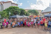 Festa das crianças no Santa Marta reúne famílias em tarde de diversão com apoio de Jordana Madeira