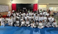 Alunos da Escola Cicinha Moura celebram evolução no Taekwondo com troca de faixa