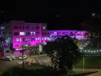 Fachada do HNSD ganha iluminação rosa em apoio à prevenção e diagnóstico precoce do câncer de mama