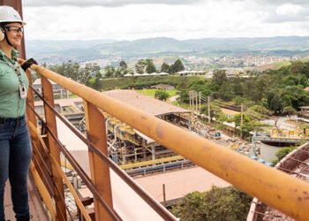 Itabira , Minas Gerais ( MG ) Brasil 05/12/2024 . A Vale tem uma presença significativa em Itabira, Minas Gerais, onde a empresa foi fundada. A cidade é um dos principais polos de mineração de ferro da Vale, com operações que incluem várias minas e estruturas de beneficiamento. As principais atividades e iniciativas da Vale em Itabira:  Produção de Minério de Ferro: Em 2023, a Vale produziu cerca de 29,7 milhões de toneladas de minério de ferro em Itabira.Descaracterização de Barragens: A Vale eliminou 80% das barragens a montante em Itabira, consideradas menos seguras.Investimentos Sociais: Em 2023, a Vale investiu em parceria com o Instituto Igualdade, Transformação e Inovação (ITI), beneficiando cerca de 400 pessoas anualmente.Emprego e Tributos: A Vale emprega mais de 3,3 mil funcionários próprios e 8,3 mil contratados permanentes em Itabira.Foto : Matheus Matta Machado
