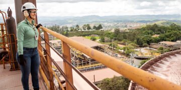 Itabira , Minas Gerais ( MG ) Brasil 05/12/2024 . A Vale tem uma presença significativa em Itabira, Minas Gerais, onde a empresa foi fundada. A cidade é um dos principais polos de mineração de ferro da Vale, com operações que incluem várias minas e estruturas de beneficiamento. As principais atividades e iniciativas da Vale em Itabira:  Produção de Minério de Ferro: Em 2023, a Vale produziu cerca de 29,7 milhões de toneladas de minério de ferro em Itabira.Descaracterização de Barragens: A Vale eliminou 80% das barragens a montante em Itabira, consideradas menos seguras.Investimentos Sociais: Em 2023, a Vale investiu em parceria com o Instituto Igualdade, Transformação e Inovação (ITI), beneficiando cerca de 400 pessoas anualmente.Emprego e Tributos: A Vale emprega mais de 3,3 mil funcionários próprios e 8,3 mil contratados permanentes em Itabira.Foto : Matheus Matta Machado